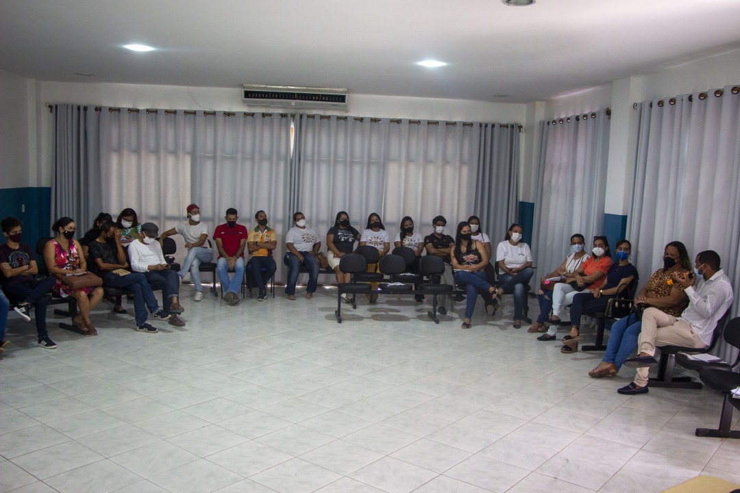Representantes do poder público municipal e da sociedade civil debatem a criação do projeto de combate às drogas Jaguarari Cidade Mãe
