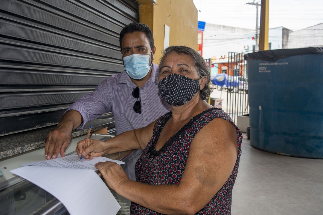 Boxes da feira livre de Jaguarari são oficialmente entregues aos novos usuários que contarão com direito de uso por quatro anos