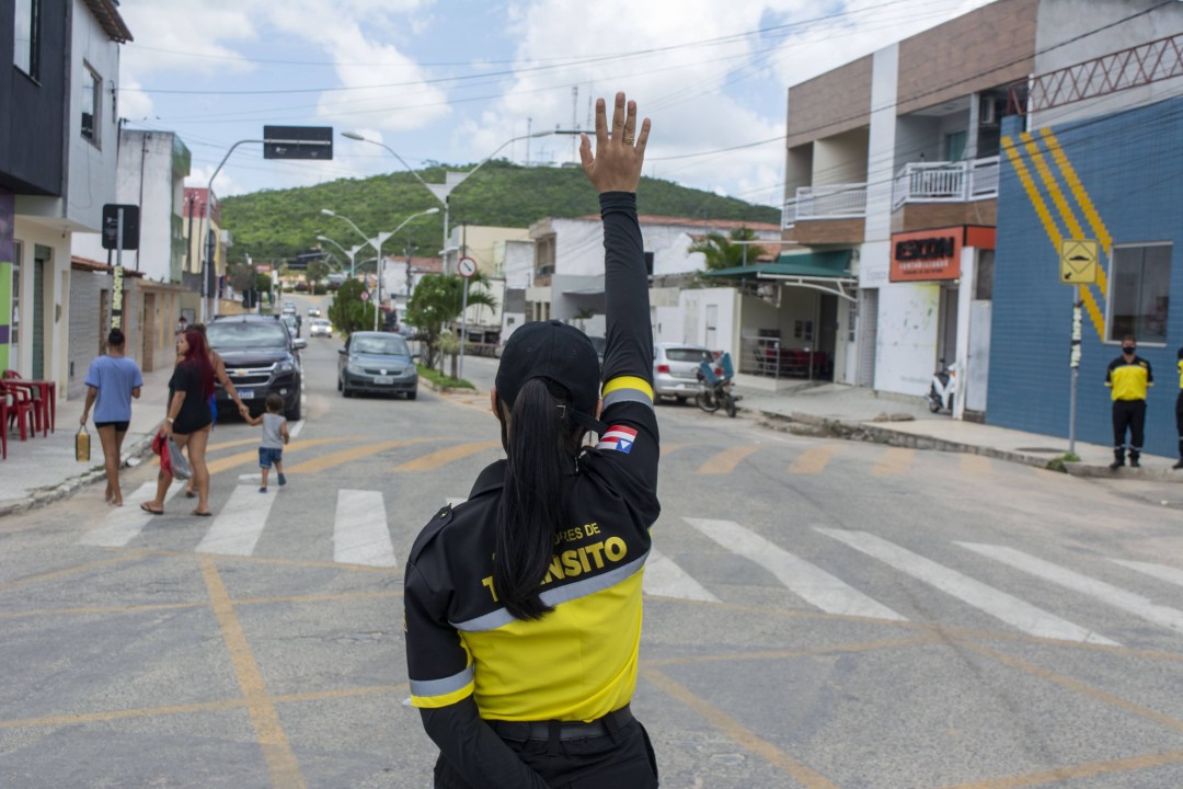 Orientadores de trânsito passam a organizar tráfego nas ruas centrais  da sede de Jaguarari