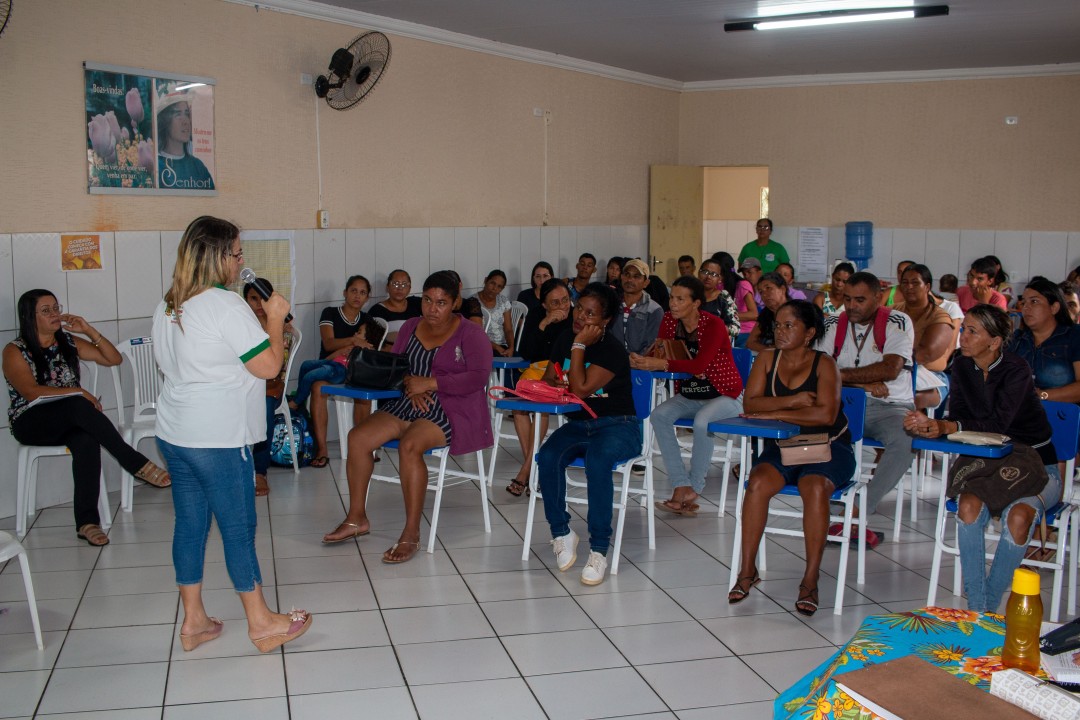 Equipes da Secretaria de Desenvolvimento Social se reúnem com beneficiários do Bolsa Família para regularização de pendências