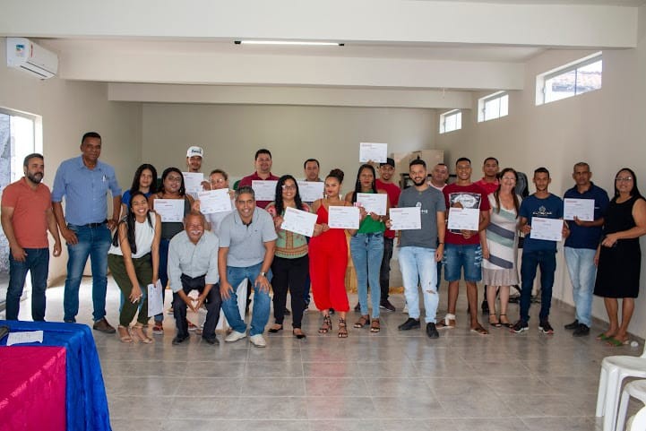 Quarenta pessoas recebem certificado de cursos profissionalizantes promovidos pelo Estado em parceria com a Prefeitura de Jaguarari