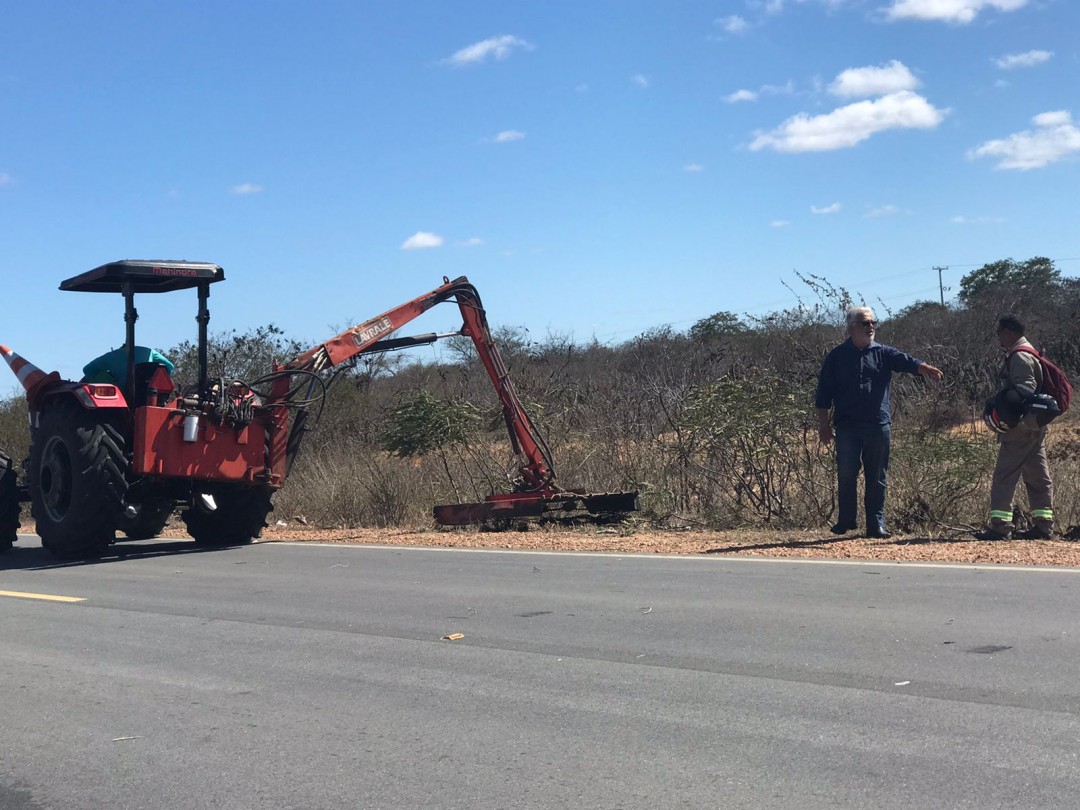 Seinfra atende solicitação do Município e realiza roçagem de vegetação às margens da rodovia que liga Barrinha a Pilar