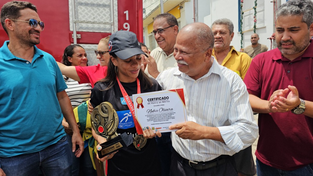 Núbia de Oliveira, terceira colocada na São Silvestre, é homenageada pela população de Jaguarari durante desfile em carro aberto